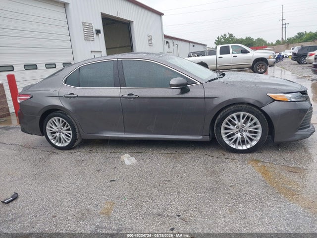 45224724 :رقم المزاد ، 4T1B11HK8JU147075 vin ، 2018 Toyota Camry Xle مزاد بيع