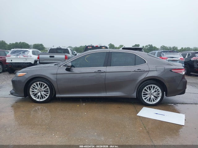 45224724 :رقم المزاد ، 4T1B11HK8JU147075 vin ، 2018 Toyota Camry Xle مزاد بيع