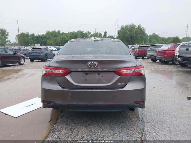 45224724 :رقم المزاد ، 4T1B11HK8JU147075 vin ، 2018 Toyota Camry Xle مزاد بيع