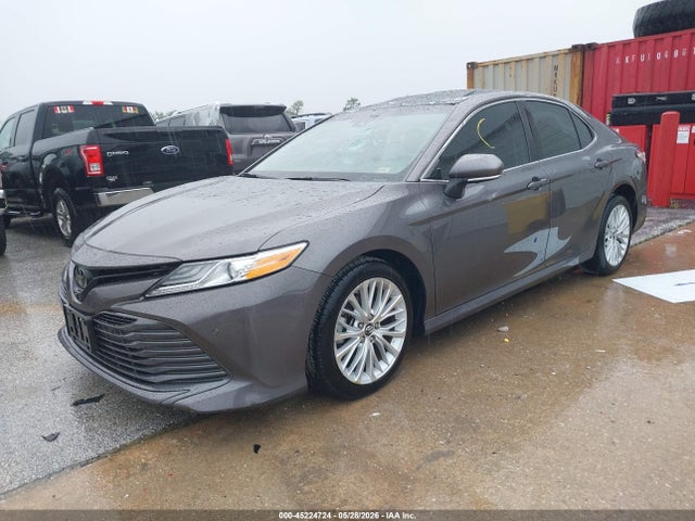 45224724 :رقم المزاد ، 4T1B11HK8JU147075 vin ، 2018 Toyota Camry Xle مزاد بيع