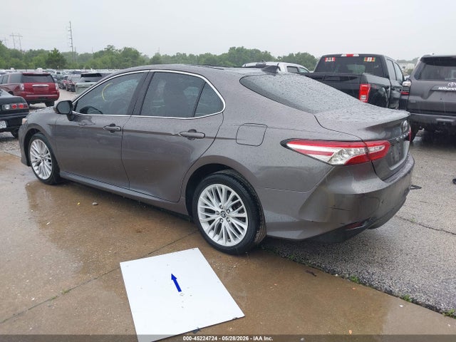 45224724 :رقم المزاد ، 4T1B11HK8JU147075 vin ، 2018 Toyota Camry Xle مزاد بيع