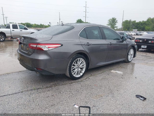45224724 :رقم المزاد ، 4T1B11HK8JU147075 vin ، 2018 Toyota Camry Xle مزاد بيع