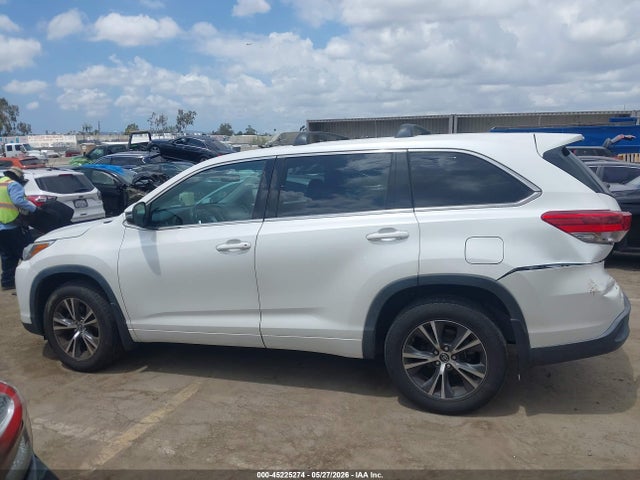 45225274 :رقم المزاد ، 5TDZARFH1JS039281 vin ، 2018 Toyota Highlander Le مزاد بيع