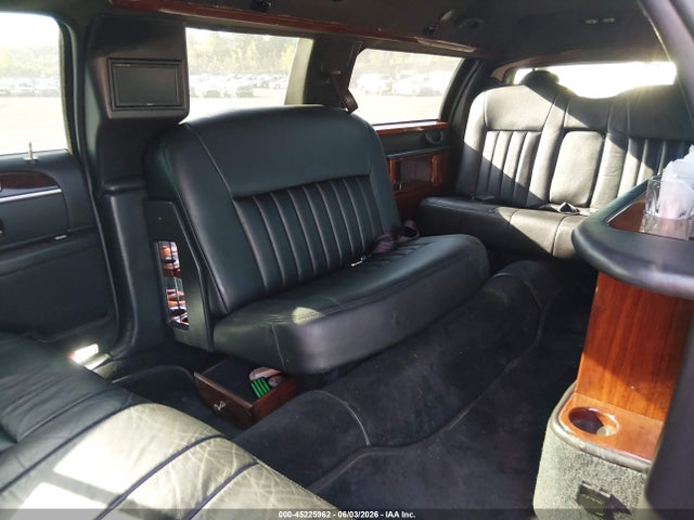 2007 Lincoln Town Car Executive მანქანა იყიდება აუქციონზე, vin: 1L1FM88W77Y630094, აუქციონის ნომერი: 45225962