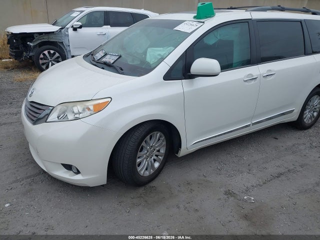 45226628 :رقم المزاد ، 5TDYK3DCXFS575490 vin ، 2015 Toyota Sienna Xle 8 Passenger مزاد بيع