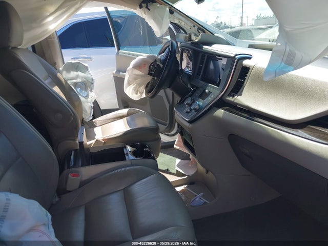 45226628 :رقم المزاد ، 5TDYK3DCXFS575490 vin ، 2015 Toyota Sienna Xle 8 Passenger مزاد بيع
