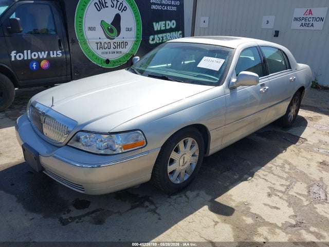 2004 Lincoln Town Car Ultimate მანქანა იყიდება აუქციონზე, vin: 1LNHM83WX4Y680658, აუქციონის ნომერი: 45226789