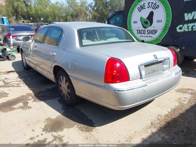 2004 Lincoln Town Car Ultimate მანქანა იყიდება აუქციონზე, vin: 1LNHM83WX4Y680658, აუქციონის ნომერი: 45226789