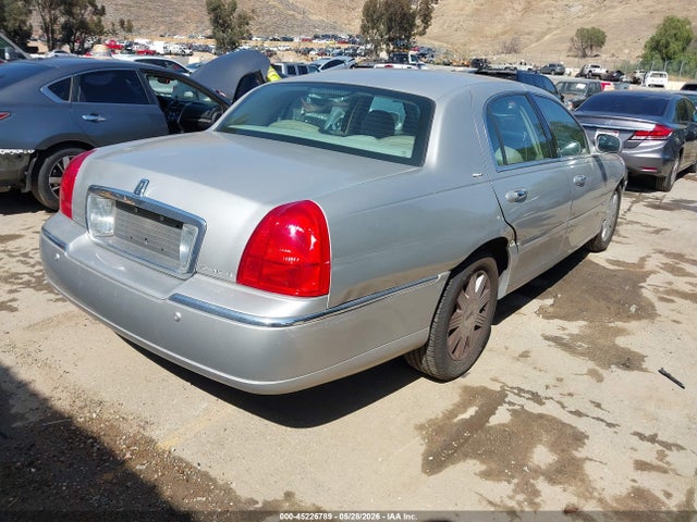 2004 Lincoln Town Car Ultimate მანქანა იყიდება აუქციონზე, vin: 1LNHM83WX4Y680658, აუქციონის ნომერი: 45226789