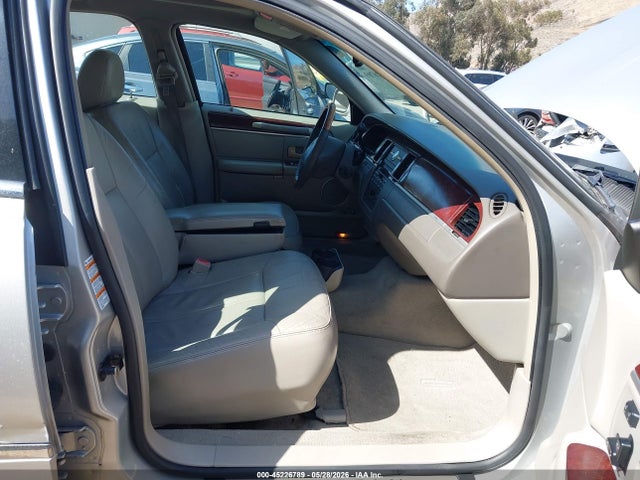 2004 Lincoln Town Car Ultimate მანქანა იყიდება აუქციონზე, vin: 1LNHM83WX4Y680658, აუქციონის ნომერი: 45226789