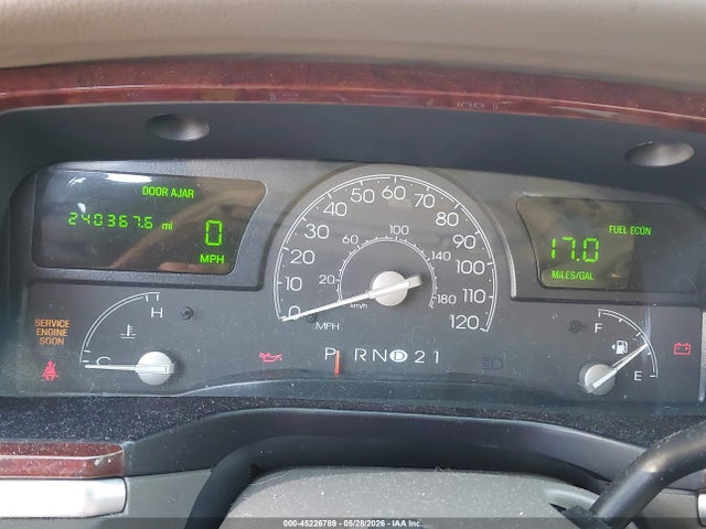 2004 Lincoln Town Car Ultimate მანქანა იყიდება აუქციონზე, vin: 1LNHM83WX4Y680658, აუქციონის ნომერი: 45226789