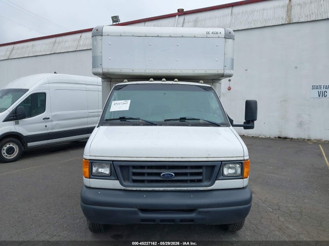45227162 :رقم المزاد ، 1FDXE45S17DB18154 vin ، 2007 Ford E-450 Cutaway مزاد بيع