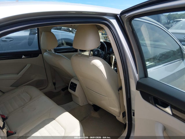 2014 Volkswagen Passat 1.8t Sel Premium მანქანა იყიდება აუქციონზე, vin: 1VWCT7A35EC024447, აუქციონის ნომერი: 45227258