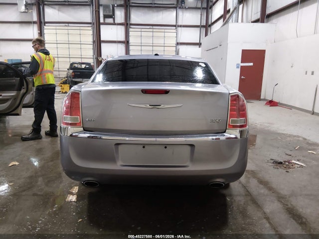 2C3CCARG4EH352726 Chrysler 300