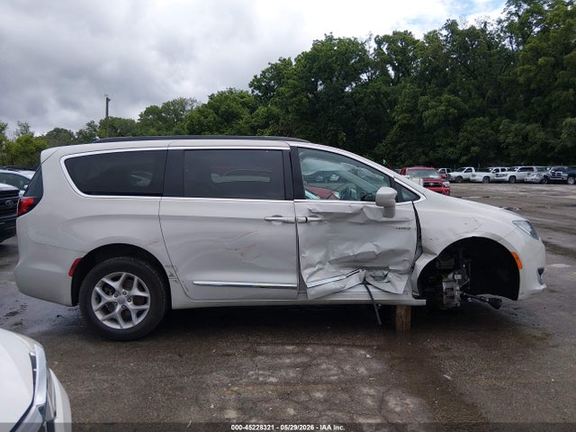 Продажа на аукционе авто 2017 Chrysler Pacifica Touring-l, vin: 2C4RC1BG6HR587479, номер лота: 45228321