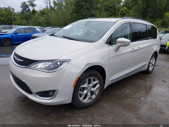 Продажа на аукционе авто 2017 Chrysler Pacifica Touring-l, vin: 2C4RC1BG6HR587479, номер лота: 45228321