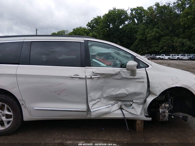 Продажа на аукционе авто 2017 Chrysler Pacifica Touring-l, vin: 2C4RC1BG6HR587479, номер лота: 45228321
