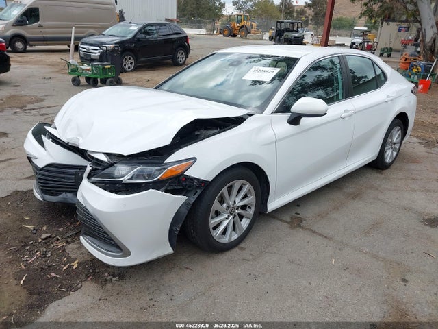 Toyota CAMRY LE 2022 4T1C11AK7NU645630 Image 2