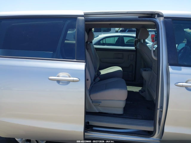 KIA Sedona L 2017 KNDMA5C16H6264252 Image 8