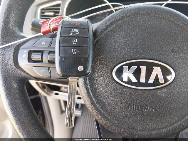 KIA Sedona L 2018 KNDMA5C11J6388807 Image 11