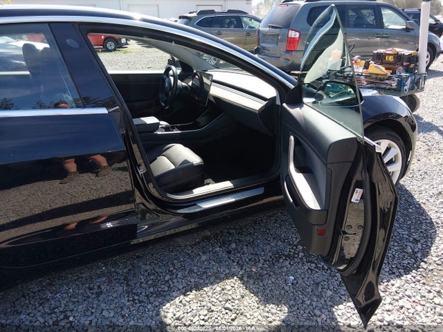 Tesla Model 3 Long Range/mid Range 2018 5YJ3E1EA1JF071135 Image 5