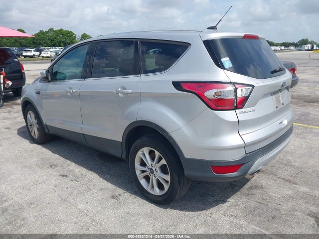 45231314 :رقم المزاد ، 1FMCU0GD9HUF02256 vin ، 2017 Ford Escape Se مزاد بيع