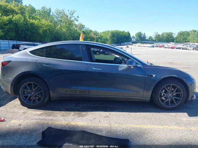 45231957 :رقم المزاد ، 5YJ3E1EA1JF002817 vin ، 2018 Tesla Model 3 Long Range/mid Range مزاد بيع