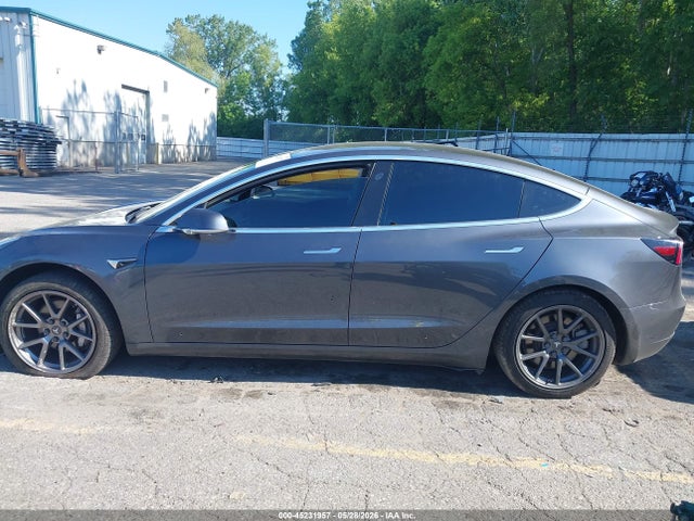 45231957 :رقم المزاد ، 5YJ3E1EA1JF002817 vin ، 2018 Tesla Model 3 Long Range/mid Range مزاد بيع