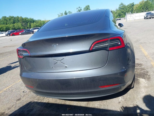45231957 :رقم المزاد ، 5YJ3E1EA1JF002817 vin ، 2018 Tesla Model 3 Long Range/mid Range مزاد بيع