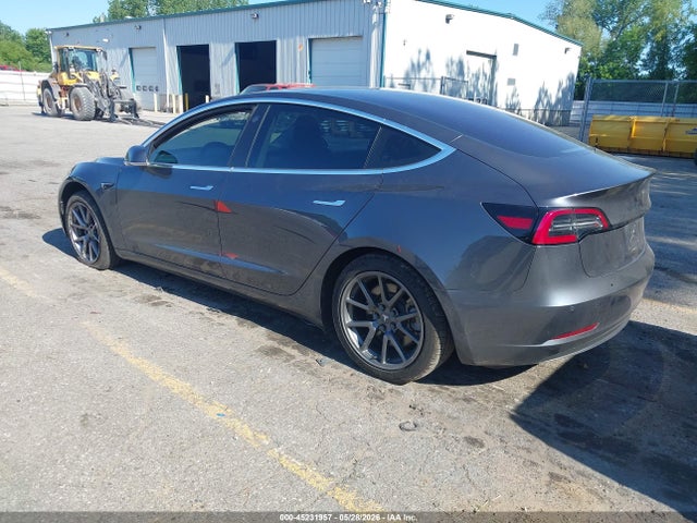 45231957 :رقم المزاد ، 5YJ3E1EA1JF002817 vin ، 2018 Tesla Model 3 Long Range/mid Range مزاد بيع