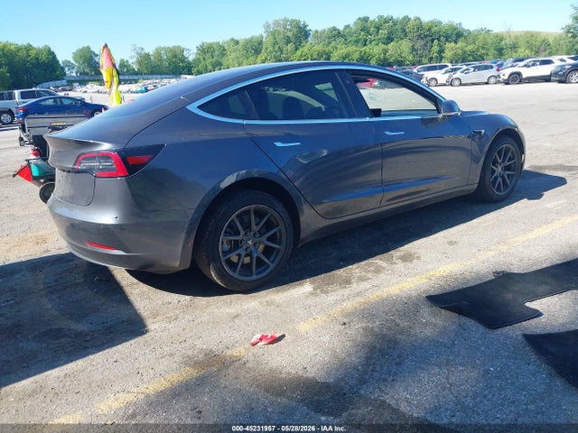 45231957 :رقم المزاد ، 5YJ3E1EA1JF002817 vin ، 2018 Tesla Model 3 Long Range/mid Range مزاد بيع