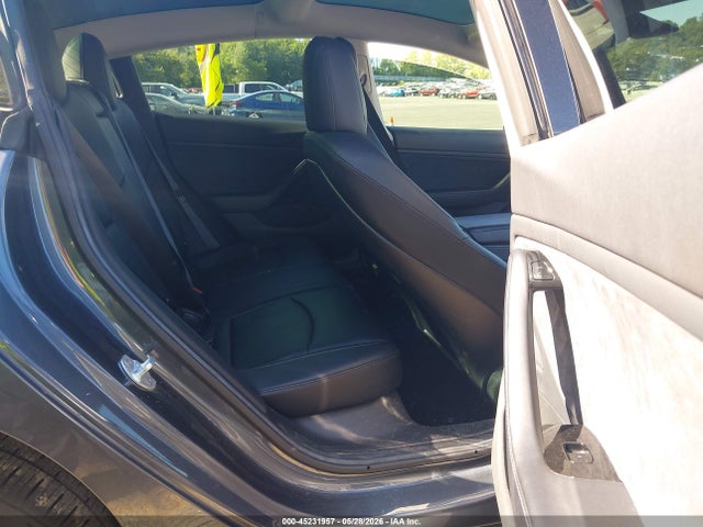 45231957 :رقم المزاد ، 5YJ3E1EA1JF002817 vin ، 2018 Tesla Model 3 Long Range/mid Range مزاد بيع