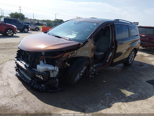 Toyota SIENNA LE 2022 5TDKRKEC0NS136341 Image 2