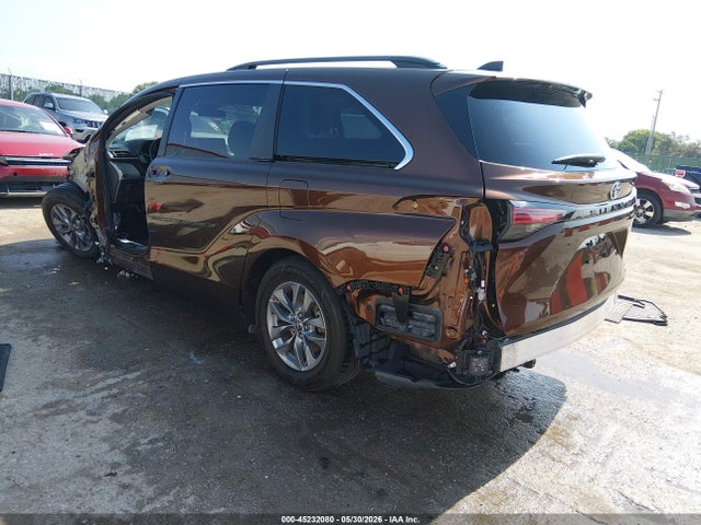 Toyota SIENNA LE 2022 5TDKRKEC0NS136341 Image 3