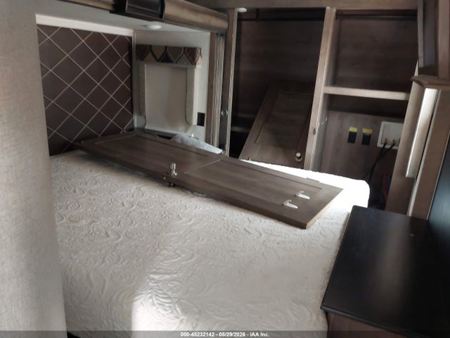 45232142 :رقم المزاد ، 4YDF37921J4704147 vin ، 2018 Keystone Rv Montana مزاد بيع