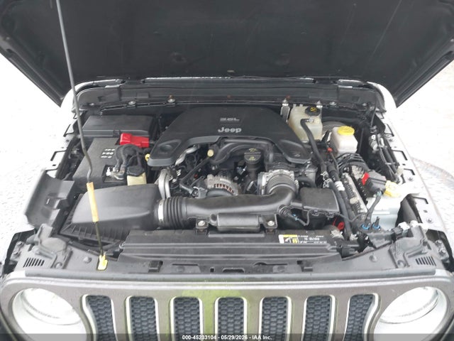 1C4HJXEG2JW166646 Jeep Wrangler Unlimited Sahara 4x4