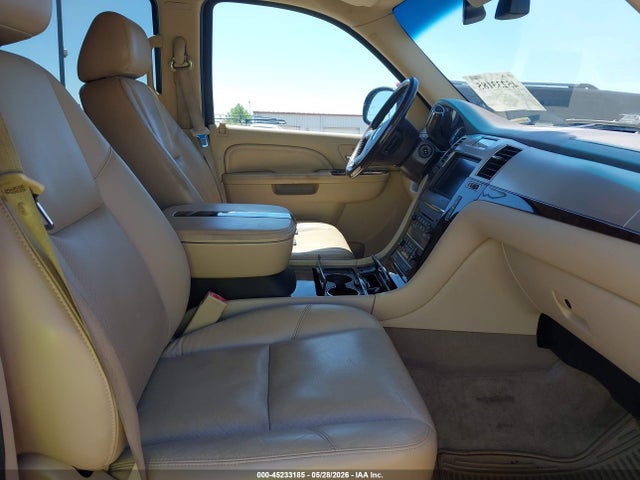 45233185 :رقم المزاد ، 1GYS4BEF4BR133035 vin ، 2011 Cadillac Escalade Luxury مزاد بيع
