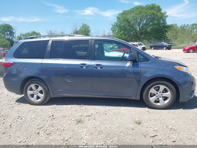 Продаж на аукціоні авто 2017 Toyota Sienna Le 8 Passenger, vin: 5TDKZ3DC7HS866985, номер лоту: 45233240