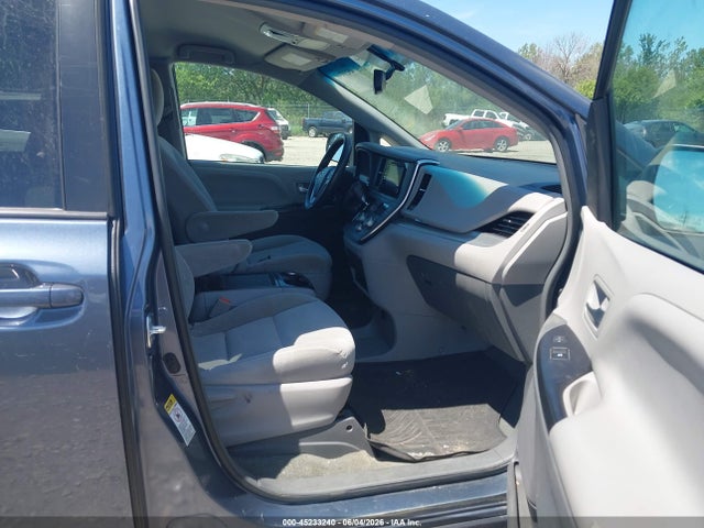 Продаж на аукціоні авто 2017 Toyota Sienna Le 8 Passenger, vin: 5TDKZ3DC7HS866985, номер лоту: 45233240