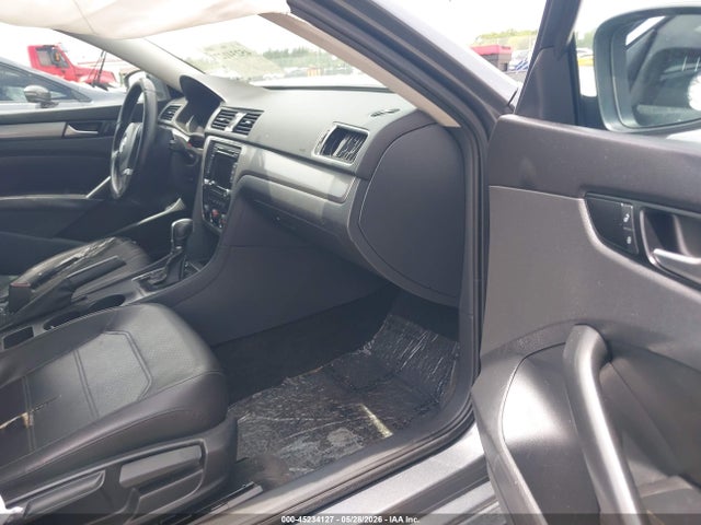 2015 Volkswagen Passat 1.8t Limited Edition მანქანა იყიდება აუქციონზე, vin: 1VWAS7A39FC106614, აუქციონის ნომერი: 45234127