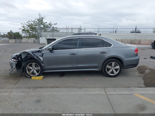 2013 Volkswagen Passat 2.5l Se მანქანა იყიდება აუქციონზე, vin: 1VWBP7A3XDC047673, აუქციონის ნომერი: 45235013