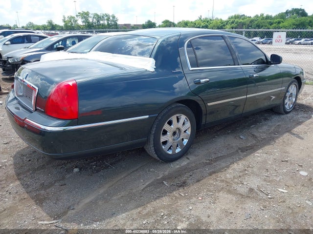 2003 Lincoln Town Car Signature მანქანა იყიდება აუქციონზე, vin: 1LNHM82W13Y609171, აუქციონის ნომერი: 45236883