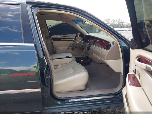 2003 Lincoln Town Car Signature მანქანა იყიდება აუქციონზე, vin: 1LNHM82W13Y609171, აუქციონის ნომერი: 45236883