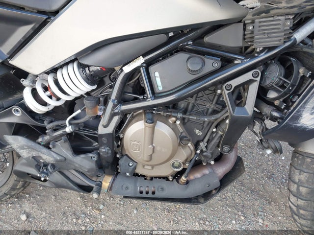 MD2JUJ405RN209513 Husqvarna Vitpilen 401/svartpilen 401