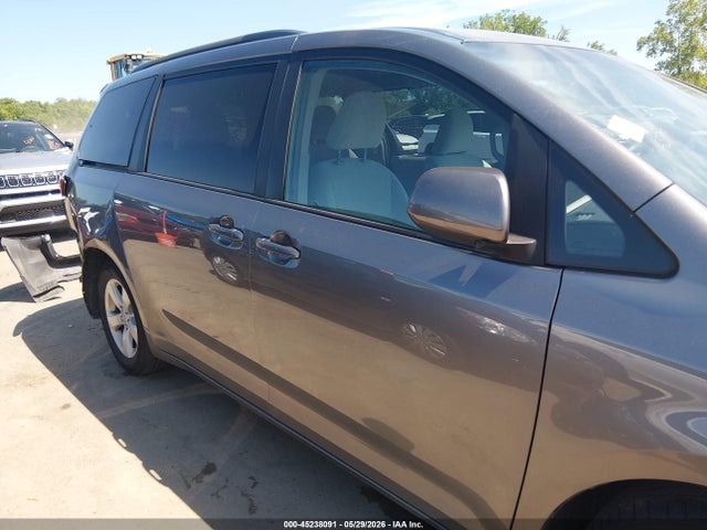 2017 Toyota Sienna Le 8 Passenger მანქანა იყიდება აუქციონზე, vin: 5TDKZ3DC7HS887013, აუქციონის ნომერი: 45238091