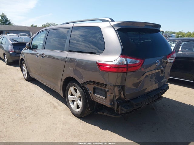 2017 Toyota Sienna Le 8 Passenger მანქანა იყიდება აუქციონზე, vin: 5TDKZ3DC7HS887013, აუქციონის ნომერი: 45238091
