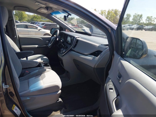 2017 Toyota Sienna Le 8 Passenger მანქანა იყიდება აუქციონზე, vin: 5TDKZ3DC7HS887013, აუქციონის ნომერი: 45238091