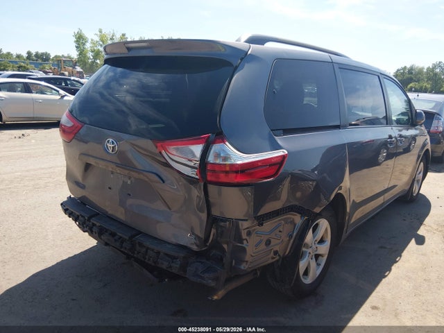 2017 Toyota Sienna Le 8 Passenger მანქანა იყიდება აუქციონზე, vin: 5TDKZ3DC7HS887013, აუქციონის ნომერი: 45238091