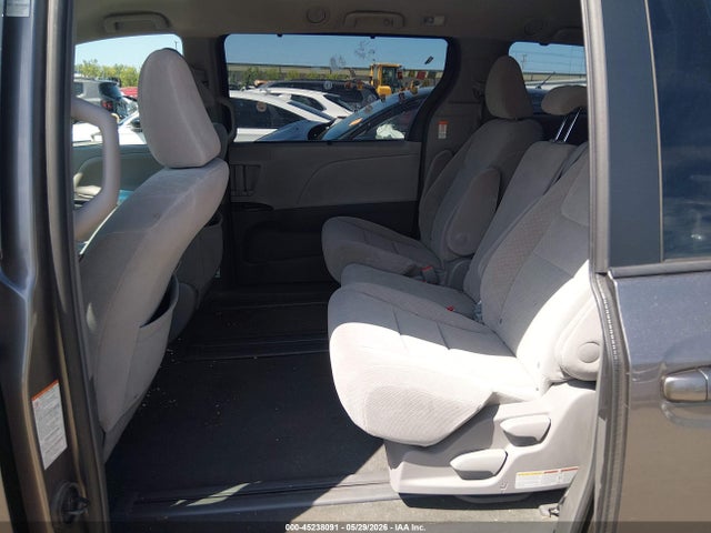 2017 Toyota Sienna Le 8 Passenger მანქანა იყიდება აუქციონზე, vin: 5TDKZ3DC7HS887013, აუქციონის ნომერი: 45238091