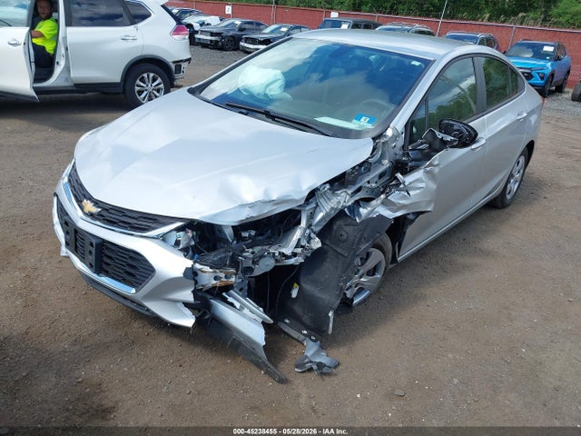 45238455 :رقم المزاد ، 1G1BC5SM8J7196140 vin ، 2018 Chevrolet Cruze Ls Auto مزاد بيع
